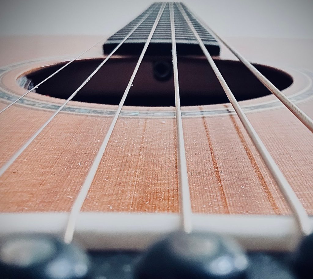 acoustic guitar tuition - finger picking travis picking